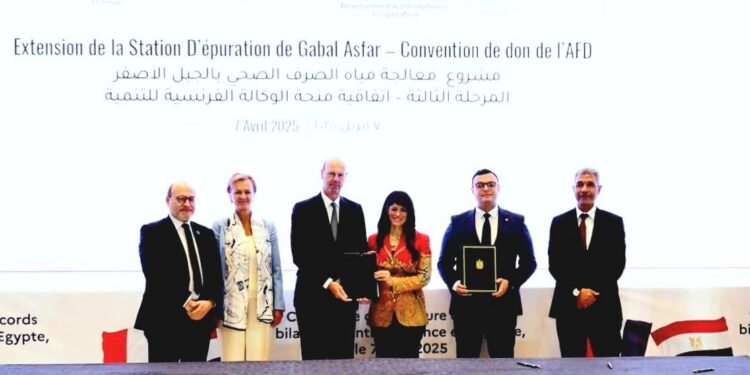 وزيرا الإسكان والتخطيط يشهدان ويوقعان اتفاقيات تمويل ومنح بقيمة 131.5 مليون يورو لمشروعي محطتي صرف “الجبل الأصفر” و”شرق الإسكندرية”