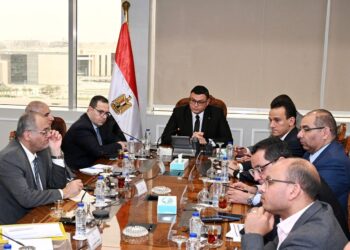 وزير الإسكان يستعرض عددا من الفرص الاستثمارية والخطة الترويجية لبعض مشروعات الوزارة