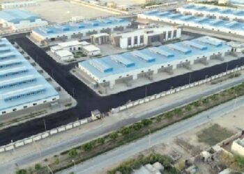 وزير الصناعة والنقل يعلن عن طرح ٣٣٢ مصنع صغير  كامل التجهيزات بالمجمعات الصناعية في ١٠ محافظات