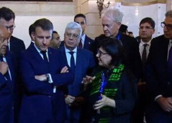 الرئيس الفرنسي إيمانويل ماكرون يجري جولة تفقدية بجامعة القاهرة