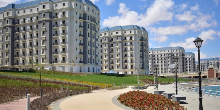 رئيس الوزراء يسأل عن موقف تسليم الوحدات بالعلمين الجديدة ووزير الإسكان يجيب