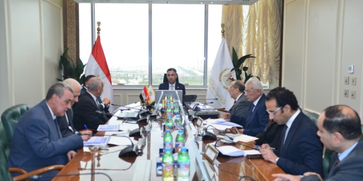 وزير التموين يعقد اجتماعًا مع شركة الإسكندرية للزيوت والصابون لبحث خطط التوسع وتحقيق استقرار السوق