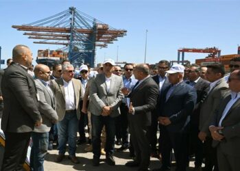 رئيس الوزراء يزور شركة قناة السويس للحاويات بميناء شرق بورسعيد