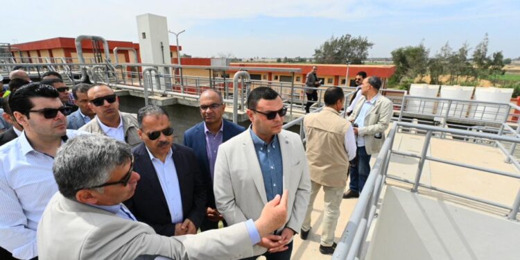 وزير الإسكان ومحافظ الشرقية يبدآن جولة تفقدية بعدد من مشروعات المياه والصرف الصحي بالمحافظة