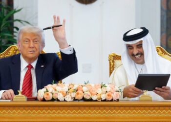 صفقات بتريليونات الدولارات وقرارات مصيرية بشأن سوريا.. حصاد جولة ترامب الخليجية