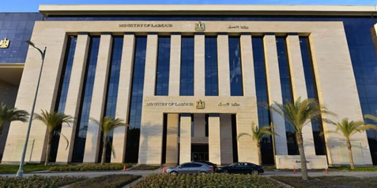 العمل: جميع خدمات “الوزارة” مجانية ولا وسطاء في فرص العمل بالداخل أو الخارج