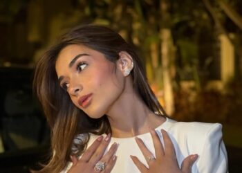 ملك أحمد زاهر تتألق بإطلالة بيضاء جذابة وتخطف الأنظار على مواقع التواصل