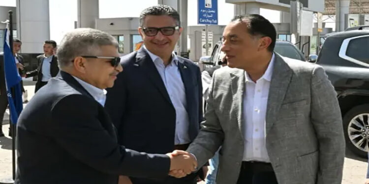رئيس الوزراء يبدأ زيارة لتفقد وافتتاح عددٍ من مشروعات “المنطقة الاقتصادية لقناة السويس”
