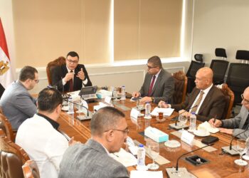 وزير الإسكان يعقد اجتماعاً مع رؤساء ومسئولي أجهزة تنمية مدن غرب القاهرة لمتابعة ملفات العمل