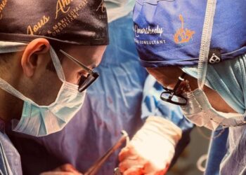 «الصحة» تعلن نجاح جراحة دقيقة لإزالة ورم من فك مريضة بمستشفى الشيخ زايد التخصصي