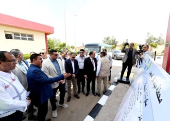 وزير الإسكان ومحافظ الشرقية يواصلان جولتهما بتفقد محطة تنقية مياه الشرب “كفر الصعيدي بمنيا القمح”