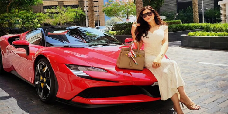 مي عمر تخطف الأنظار من دبي