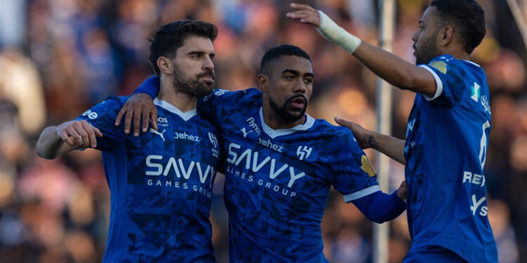 الهلال يواجه القادسية الليلة في الدوري السعودي