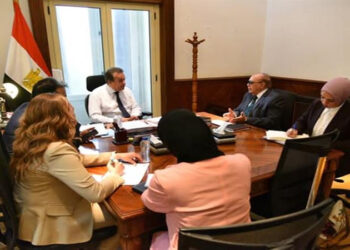 وزير الصحة يبحث مسارات التعليم التخصصي والدراسات العليا للأطباء