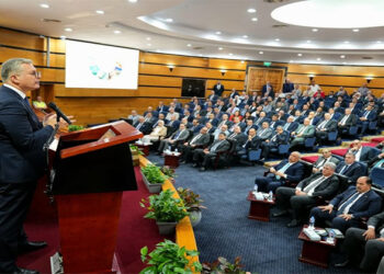 وزير البترول والثروة المعدنية يعقد اجتماعًا مع رؤساء شركات القطاع وكوادرها التنفيذية