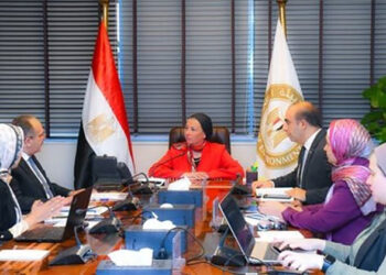 وزيرة البيئة تبحث مع رئيس شركة المقاولون العرب التعاون فى مجال إعادة تدوير المخلفات