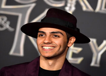 مينا مسعود يشيد بمسرحية في يوم وليلة