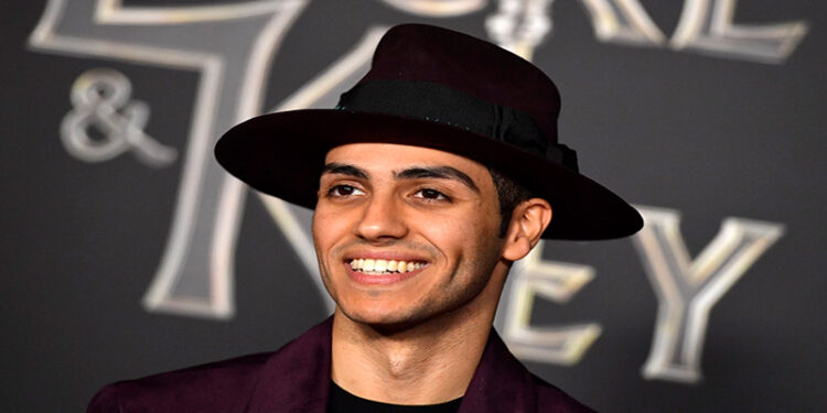 مينا مسعود يشيد بمسرحية في يوم وليلة