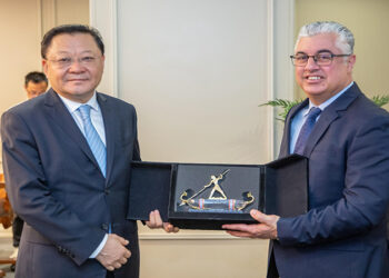 رئيس اقتصادية قناة السويس يستقبل وفدًا رفيع المستوى يترأسه حاكم مقاطعة جواندونج الصينية