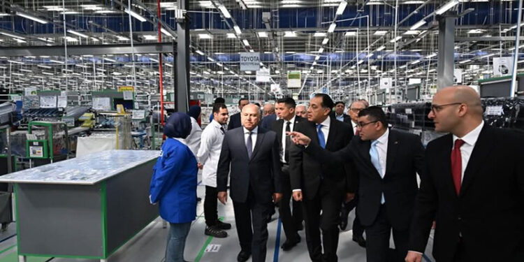 مدبولي يتفقد مصنع “سوميتومو” العالمية لإنتاج الضفائر الكهربائية للسيارات بالعاشر