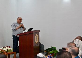 وزير الري يلتقي بالمهندسين العاملين بهيئة السد العالى