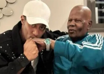 محمد رمضان ينشر صورة مع والده ويعلق: اللهم بارك فى صحة وعمر أبويا وكل أب