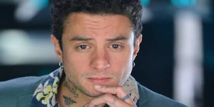 أحمد الفيشاوى يرد على منتقديه بسبب ارتداء الحلق