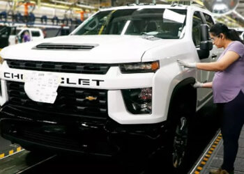 جنرال موتورز للسيارات تسرح موظفيها فجأة لسبب صادم