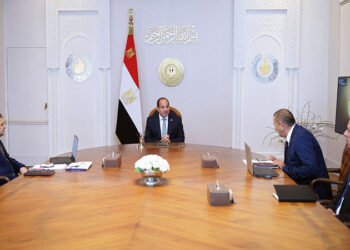 الرئيس السيسي يجتمع مع رئيسي هيئة قناة السويس وشركة ترسانة جنوب البحر الأحمر