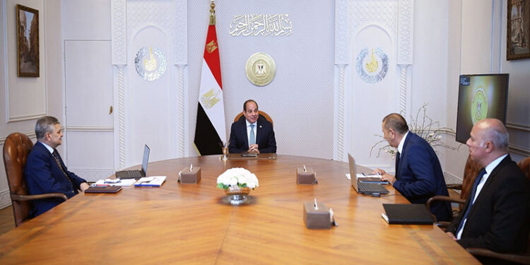 الرئيس السيسي يجتمع مع رئيسي هيئة قناة السويس وشركة ترسانة جنوب البحر الأحمر