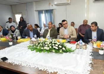 وزير الإسكان يعقد اجتماعًا مع الشركات العاملة بحدائق تلال الفسطاط لمتابعة الموقف التنفيذي للمشروع