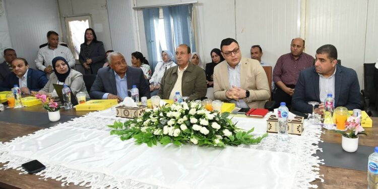وزير الإسكان يعقد اجتماعًا مع الشركات العاملة بحدائق تلال الفسطاط لمتابعة الموقف التنفيذي للمشروع