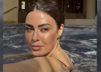 ميرنا نور الدين تخطف الأنظار من حمام السباحة