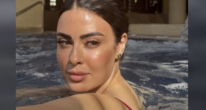 ميرنا نور الدين تخطف الأنظار من حمام السباحة