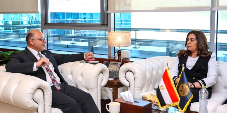 اجتماع تنسيقي بين الرقابة المالية والتنمية المحلية لبحث آليات التعاون وكيفية الاستفادة من الخدمات المالية غير المصرفية في المحافظات