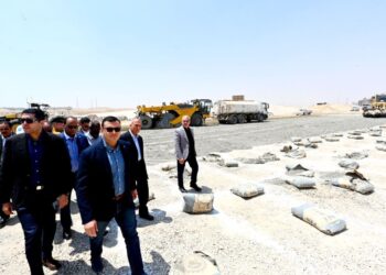 في جولة مفاجئة.. وزير الإسكان يتفقد المحاور والطرق الرئيسية بالعاصمة الإدارية والقاهرة الجديدة