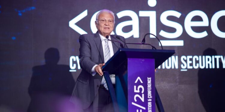 CAISEC’25 يكرم المهندس عاطف حلمي وزير الاتصالات وتكنولوجيا المعلومات الأسبق خلال فعالياته