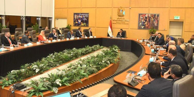 وزير الإسكان يتابع مشروعات المبادرة الرئاسية “حياة كريمة” بمحافظات الأقصر والفيوم وكفر الشيخ