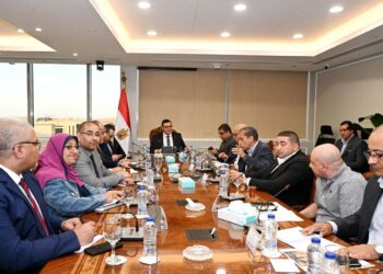 وزير الإسكان يعقد اجتماعا مع مسئولي شركة “سيتي إيدج” لمتابعة موقف مبيعات عددٍ من المشروعات