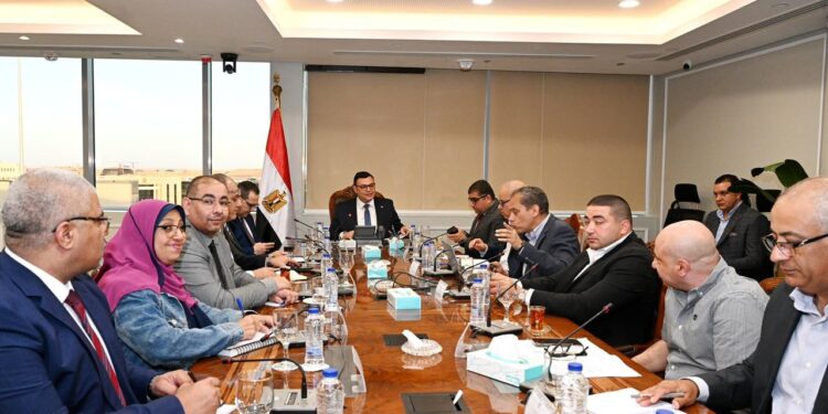وزير الإسكان يعقد اجتماعا مع مسئولي شركة “سيتي إيدج” لمتابعة موقف مبيعات عددٍ من المشروعات