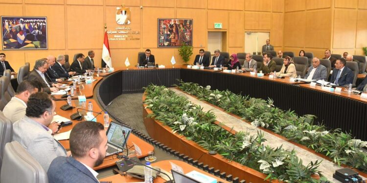 وزير الإسكان يتابع مشروعات مياه الشرب والصرف الصحي ضمن” حياة كريمة” بمحافظتي الغربية ودمياط