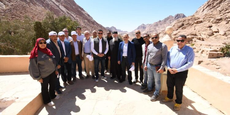 وزير الإسكان يزور “دير سانت كاترين” بمنطقة وادي الدير