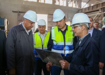 وزير قطاع الأعمال العام يتفقد مصانع “النحاس المصرية” بالتبين