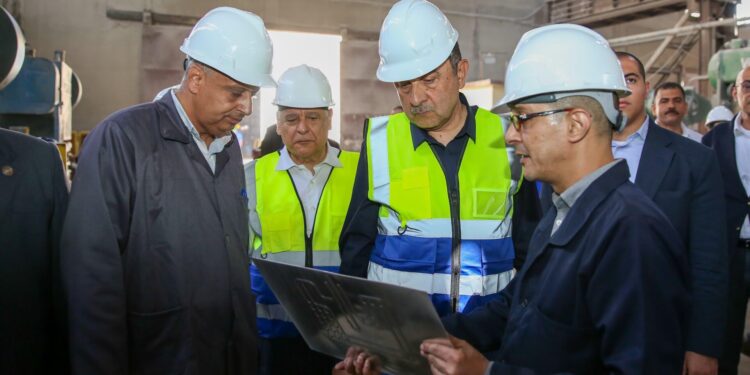 وزير قطاع الأعمال العام يتفقد مصانع “النحاس المصرية” بالتبين