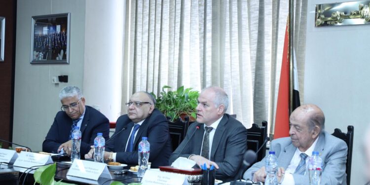 “رجال الأعمال” تبحث مع السفير الأسترالي سبل تنمية العلاقات الاقتصادية المشتركة