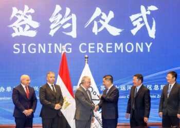 رئيس اقتصادية قناة السويس يشهد توقيع 4 تعاقدات بين مصنع “شين شينج” ومشروعات للتصدير