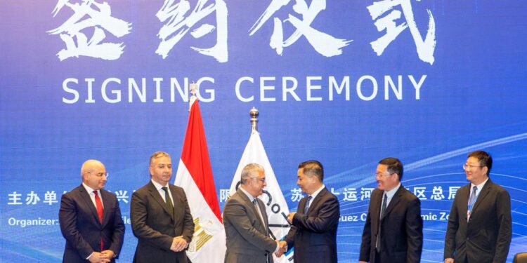 رئيس اقتصادية قناة السويس يشهد توقيع 4 تعاقدات بين مصنع “شين شينج” ومشروعات للتصدير