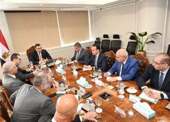 وزير الإسكان يعقد اجتماعاً مع نواب ومساعدي هيئة المجتمعات العمرانية الجديدة لمتابعة الأعمال وملفات عمل الهيئة