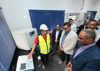 وزير الإسكان ومحافظ الشرقية يبدآن جولة تفقدية بعدد من مشروعات المياه والصرف الصحي بالمحافظة