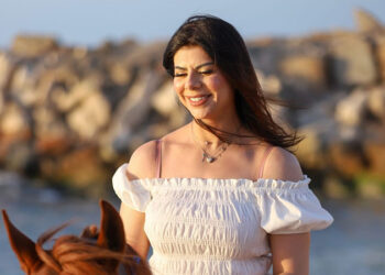 أميرة فتحي تتألق بجلسة تصوير على الحصان بشاطئ الاسكندرية